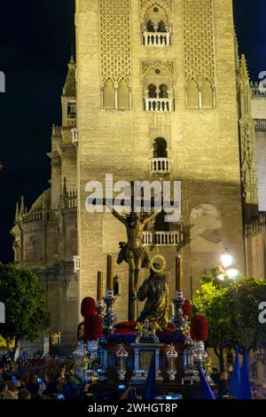 Christ sur la croix de la fraternité de la hiniesta, semaine sainte à Séville Banque D'Images