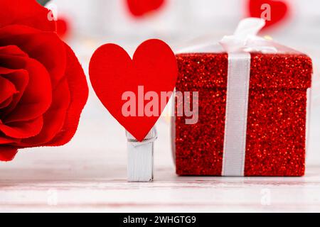 10 février 2024 : Saint-Valentin symbole image, cadeau avec des coeurs et rose rouge *** Valentinstag Symbolbild, Geschenk mit Herzen und roter Rose Banque D'Images