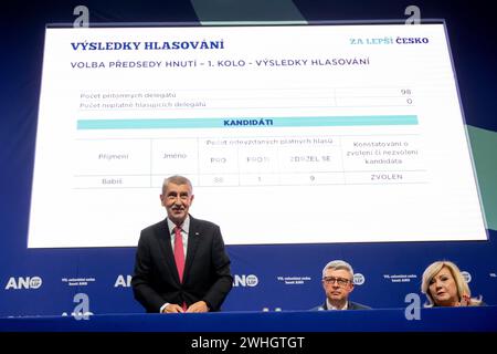 Prague, République tchèque. 10 février 2024. Andrej Babis, président de L'ANO (à gauche), est vu après avoir été réélu à la tête du mouvement lors du congrès national de l'ANO à Prague, en République tchèque, le 10 février 2024. Le deuxième en partant de la gauche est le premier vice-président Karel Havlicek et le vice-président ALENA Schillerova (à droite). Crédit : Ondrej Deml/CTK photo/Alamy Live News Banque D'Images