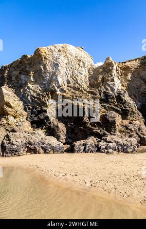 Formations rocheuses à Perranporth sur la côte de Cornouailles, par une journée d'été ensoleillée Banque D'Images