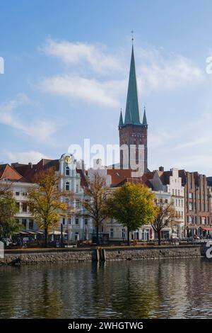 Vieille ville avec église Petri à la rivière Trave, Luebeck Banque D'Images