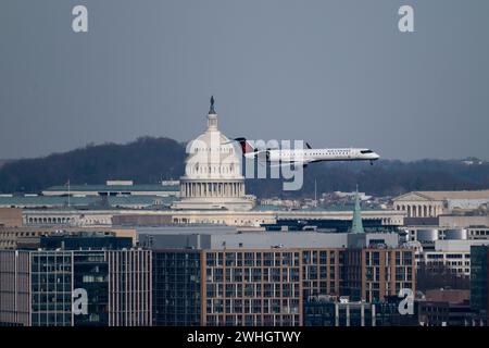 Un avion Air Canada Canadair Regional Jet CRJ-900 survole le dôme du Capitole des États-Unis alors qu'il arrive pour un atterrissage à l'aéroport national Reagan de Washington Banque D'Images