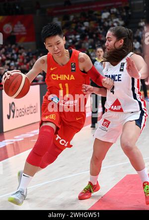 XI'an, province chinoise du Shaanxi. 10 février 2024. Huang Sijing, de Chine (l), concourt contre Marine Fauthoux, de France, lors du match entre la Chine et la France au tournoi de qualification olympique féminin FIBA 2024 à Xi'an, dans la province du Shaanxi, au nord-ouest de la Chine, le 10 février 2024. Crédit : Li Yibo/Xinhua/Alamy Live News Banque D'Images