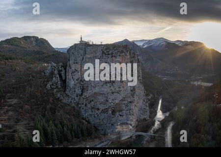 Vue sur la chapelle notre Dame du Roc sur son promontoire au sommet de la falaise au-dessus du village de Castellane dans les gorges supérieures du Verdon Banque D'Images