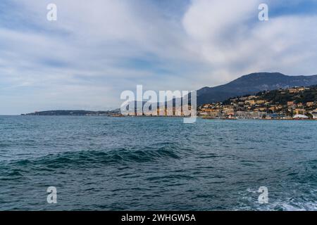 Vue sur le vieux centre-ville coloré de Menton avec la mer Méditerranée bleue en premier plan Banque D'Images