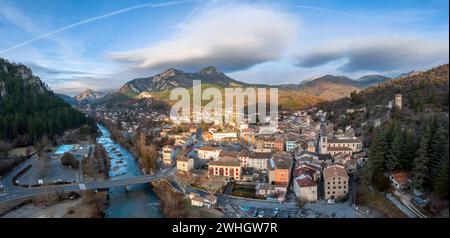 Une vue aérienne sur le paysage du village français de Castellane dans la gorge du Haut Verdon Banque D'Images