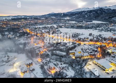 Paysage urbain hivernal de Zakopane en Pologne, vue aérienne par drone Banque D'Images