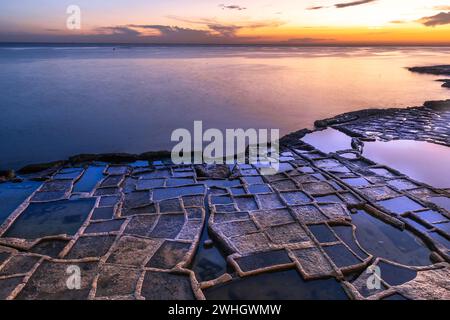 Marsaskala salines et se au lever du soleil, Malte Banque D'Images