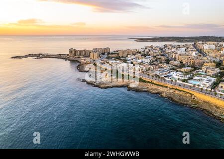 Village de pêcheurs de Marsaskala à Malte, vue aérienne par drone Banque D'Images