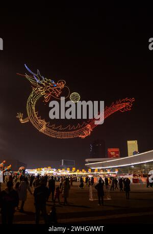 CHENGDU, CHINE 10 FÉVRIER 2024 - 3 000 drones forment un dragon doré dans les airs à Chengdu, province du Sichuan, le 10 février 2024. Banque D'Images