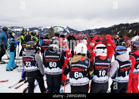 Chatel, France. 10 février 2024. Photo Alex Whitehead/SWpix.com - 10/02/2024 - cyclisme - Championnats du monde de motoneige UCI 2024 - Chatel, haute-Savoie, France - Briefing, commissaire, crédit : SWpix/Alamy Live News Banque D'Images