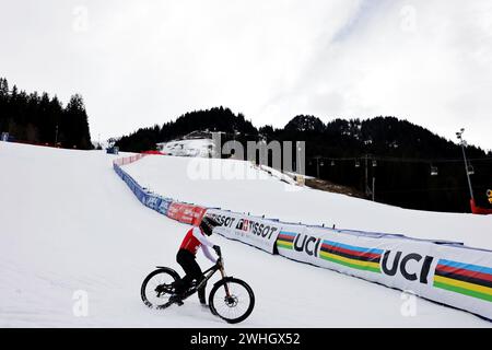 Chatel, France. 10 février 2024. Photo Alex Whitehead/SWpix.com - 10/02/2024 - cyclisme - Championnats du monde de motoneige UCI 2024 - Chatel, haute-Savoie, France - Men Elite Super G - crédit : SWpix/Alamy Live News Banque D'Images