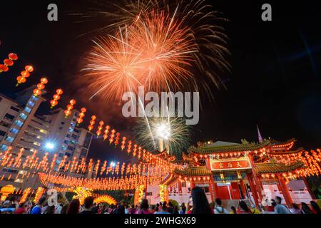 Kuala Lumpur, Malaisie. 10 février 2024. Des feux d'artifice explosent lors d'une célébration du nouvel an lunaire à Kuala Lumpur, Malaisie, le 10 février 2024. Crédit : Chong Voon Chung/Xinhua/Alamy Live News Banque D'Images