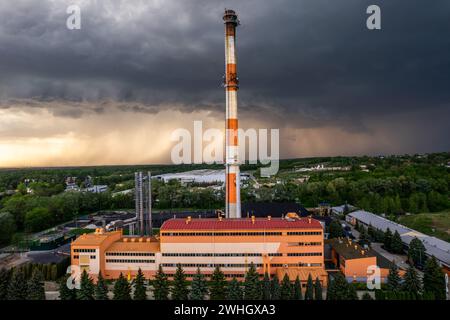 Centrale thermique avec charbon à Tarnow, Pologne.Vue panoramique aérienne du Drone dans la zone industrielle. Banque D'Images