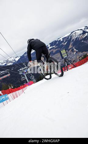 Chatel, France. 10 février 2024. Photo Alex Whitehead/SWpix.com - 10/02/2024 - cyclisme - Championnats du monde de motoneige UCI 2024 - Chatel, haute-Savoie, France - pilote crédit : SWpix/Alamy Live News Banque D'Images