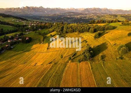 Lever du soleil sur les collines et paysage agricole Banque D'Images