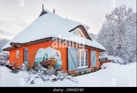 Petit chalet restauré anciennes familles des pêcheurs près du Big Jasmunder Bodden Banque D'Images