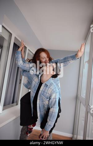 jeune homme donnant sa petite amie piggyback ride à la maison. Style de vie célébrant la Saint-Valentin Banque D'Images