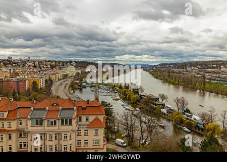 Vue depuis la colline de Vysehrad sur la rivière moldavie à Prague Banque D'Images