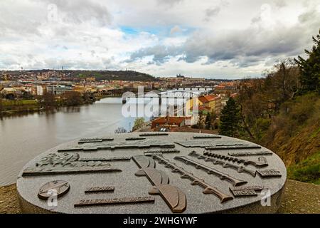 Vue depuis la colline de Vysehrad sur la rivière moldavie, les ponts et le château de Prague Banque D'Images