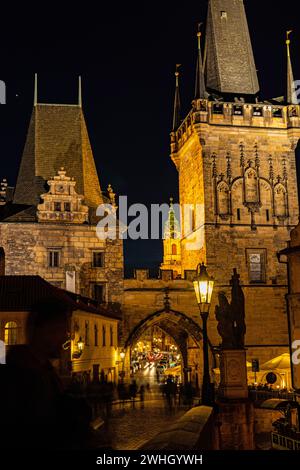 Pont Charles et porte du petit côté à Prague la nuit Banque D'Images