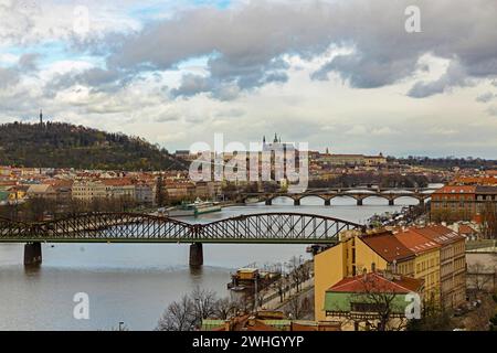 Vue fro, Vyhserad colline sur la rivière moldavie, les ponts et le château à Prague Banque D'Images