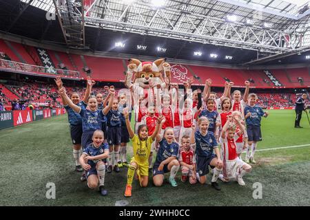 Amsterdam, pays-Bas. 10 février 2024. AMSTERDAM, 10-02-2024, Johan Cruijff Arena, Azerion Eredivisie vrouwen, Ajax - Feyenoord (femmes), saison 2023/2024, pendant le match Ajax - Feyenoord (femmes), Ajax Kids crédit : Pro Shots/Alamy Live News Banque D'Images