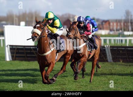 En route avec Henry Brooke sur leur chemin pour gagner le Betfair Racing Podcasts' haies des novices à Newbury Racecourse, Berkshire. Date de la photo : samedi 10 février 2024. Banque D'Images