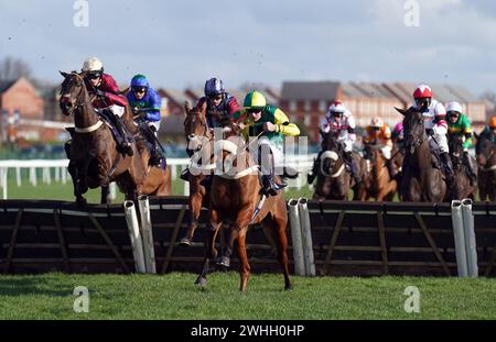 En route avec Henry Brooke sur leur chemin pour gagner le Betfair Racing Podcasts' haies des novices à Newbury Racecourse, Berkshire. Date de la photo : samedi 10 février 2024. Banque D'Images