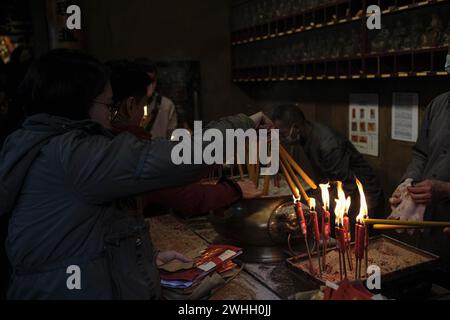 Hong Kong, Chine. 10 février 2024. Les adorateurs offrent des encens pour le nouvel an lunaire qui marque l'année du Dragon pendant le nouvel an lunaire. La ville célèbre le premier nouvel an lunaire depuis la fin des restrictions pandémiques (crédit image : © Keith Tsuji/ZUMA Press Wire) USAGE ÉDITORIAL SEULEMENT! Non destiné à UN USAGE commercial ! Crédit : ZUMA Press, Inc/Alamy Live News Banque D'Images