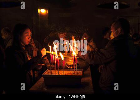 Hong Kong, Chine. 10 février 2024. Les adorateurs offrent des encens pour le nouvel an lunaire qui marque l'année du Dragon pendant le nouvel an lunaire. La ville célèbre le premier nouvel an lunaire depuis la fin des restrictions pandémiques (crédit image : © Keith Tsuji/ZUMA Press Wire) USAGE ÉDITORIAL SEULEMENT! Non destiné à UN USAGE commercial ! Crédit : ZUMA Press, Inc/Alamy Live News Banque D'Images