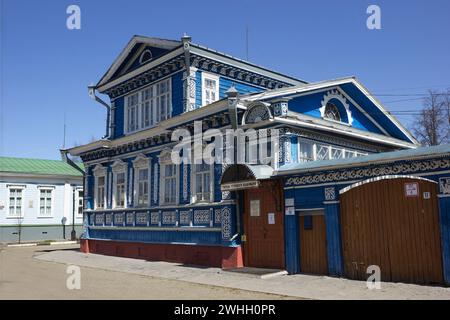 Attractions de Gorodets. Russie. Maison historique en bois du 19ème siècle, aujourd'hui Samovar russe Banque D'Images