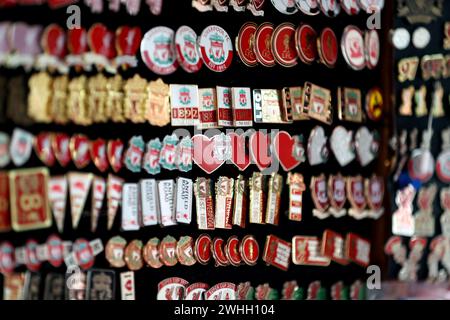 Badges à épingler de Liverpool en vente avant le match de premier League à Anfield, Liverpool. Date de la photo : samedi 10 février 2024. Banque D'Images