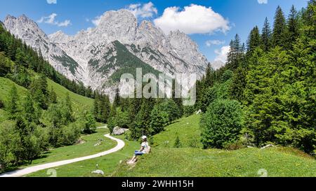 Randonneur sur le sentier de randonnée du col de Hirschbichl prend une pause et s'émerveille devant les Dolomites de Ramsau Banque D'Images