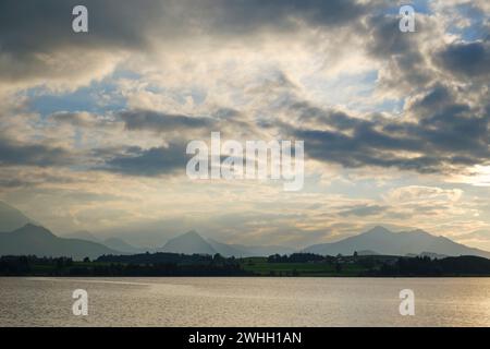 Nuages sombres au lac Hopfensea Banque D'Images