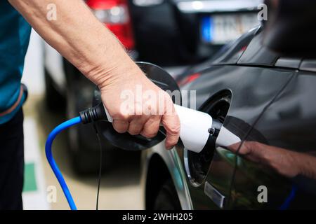 E-mobilité, recharge d'une voiture électrique Banque D'Images