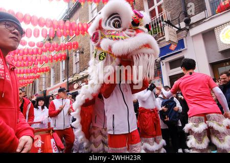 Londres, Royaume-Uni. 10 février 2024. Nouvel an chinois : année du Dragon. Danse du lion du nouvel an lunaire à Chinatown. Credit : Matthew Chattle/Alamy Live News Banque D'Images