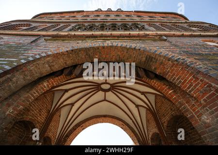 Voûte dans l'arc d'entrée de la Lubeck Holstentor (porte Holsten), célèbre monument historique dans l'architecture gothique en briques de m Banque D'Images