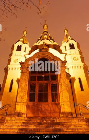 La cathédrale Alexandre Nevski à la nuit de pluie .il s'agit d'une église cathédrale orthodoxe russe située rue Daru dans le 8ème arrondissement de Paris. Banque D'Images