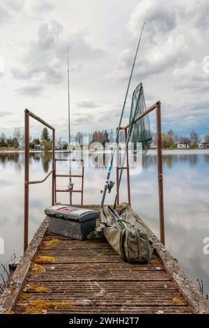 Ancienne jetée avec équipement de pêche Banque D'Images