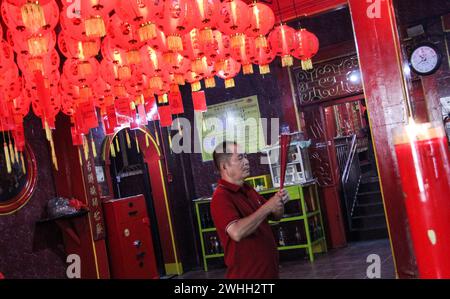 Jakarta, Indonésie. 10 février 2024. Un homme est vu offrir des prières au temple Vihara Dharma Bhakti pendant la célébration du nouvel an lunaire du Dragon à Jakarta, Indonésie, le 10 février 2024. (Photo de Fauza Syahputra/INA photo Agency/Sipa USA) crédit : Sipa USA/Alamy Live News Banque D'Images