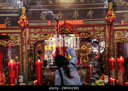 Jakarta, Indonésie. 10 février 2024. Une femme est vue offrir des prières au temple Vihara Dharma Bhakti pendant la célébration du nouvel an lunaire du Dragon à Jakarta, Indonésie, le 10 février 2024. (Photo de Fauza Syahputra/INA photo Agency/Sipa USA) crédit : Sipa USA/Alamy Live News Banque D'Images