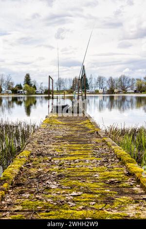 Ancienne jetée avec équipement de pêche Banque D'Images