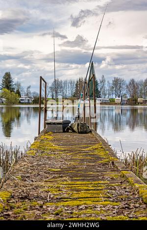 Ancienne jetée avec équipement de pêche Banque D'Images