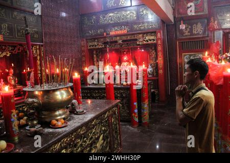 Jakarta, Indonésie. 10 février 2024. Un homme est vu offrir des prières au temple Vihara Dharma Bhakti pendant la célébration du nouvel an lunaire du Dragon à Jakarta, Indonésie, le 10 février 2024. (Photo de Fauza Syahputra/INA photo Agency/Sipa USA) crédit : Sipa USA/Alamy Live News Banque D'Images