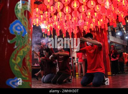 Jakarta, Indonésie. 10 février 2024. Des gens sont vus offrir des prières au temple Vihara Dharma Bhakti pendant la célébration du nouvel an lunaire du Dragon à Jakarta, Indonésie, le 10 février 2024. (Photo de Fauza Syahputra/INA photo Agency/Sipa USA) crédit : Sipa USA/Alamy Live News Banque D'Images