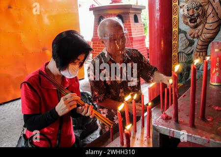 Jakarta, Indonésie. 10 février 2024. Des gens sont vus offrir des prières au temple Vihara Dharma Bhakti pendant la célébration du nouvel an lunaire du Dragon à Jakarta, Indonésie, le 10 février 2024. (Photo de Fauza Syahputra/INA photo Agency/Sipa USA) crédit : Sipa USA/Alamy Live News Banque D'Images