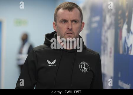 Reading, Angleterre. 10 février 2024. Nathan Jones, directeur de Charlton Athletic, arrive avant le match de Sky Bet EFL League One entre Reading FC et Charlton Athletic. Kyle Andrews/Alamy Live News Banque D'Images