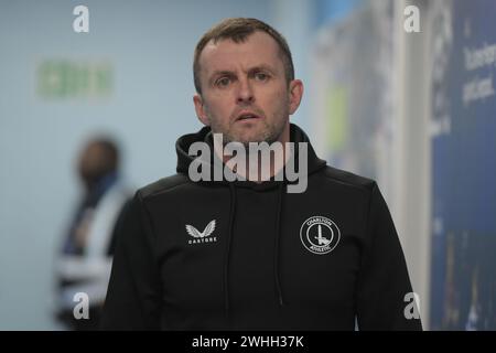 Reading, Angleterre. 10 février 2024. Nathan Jones, directeur de Charlton Athletic, arrive avant le match de Sky Bet EFL League One entre Reading FC et Charlton Athletic. Kyle Andrews/Alamy Live News Banque D'Images