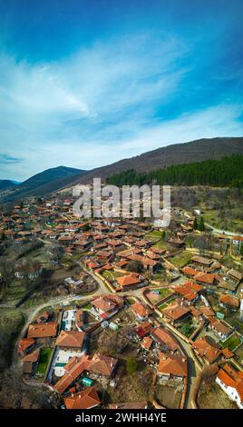 Vue panoramique sur des maisons authentiques dans la Bulgarie populaire Jeravna Banque D'Images